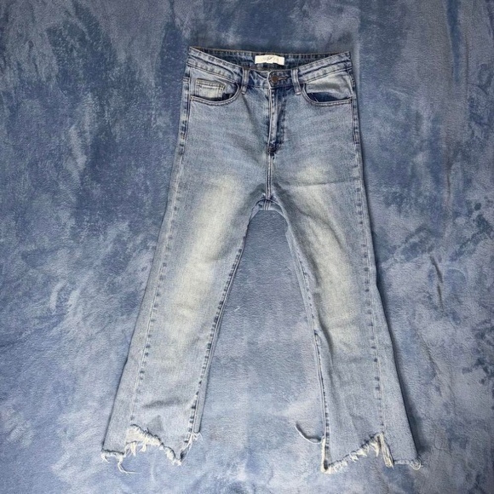 Urban Revivo blue denim jeans with a distressed look women size 4